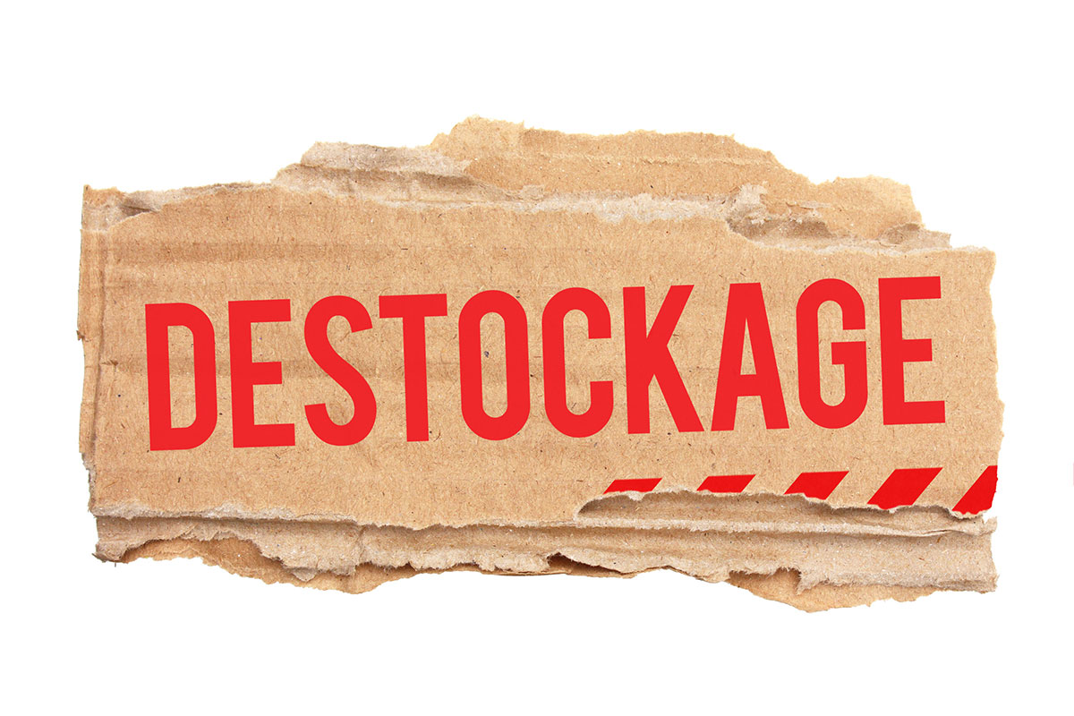 Image déstockage sur un carton déchiré