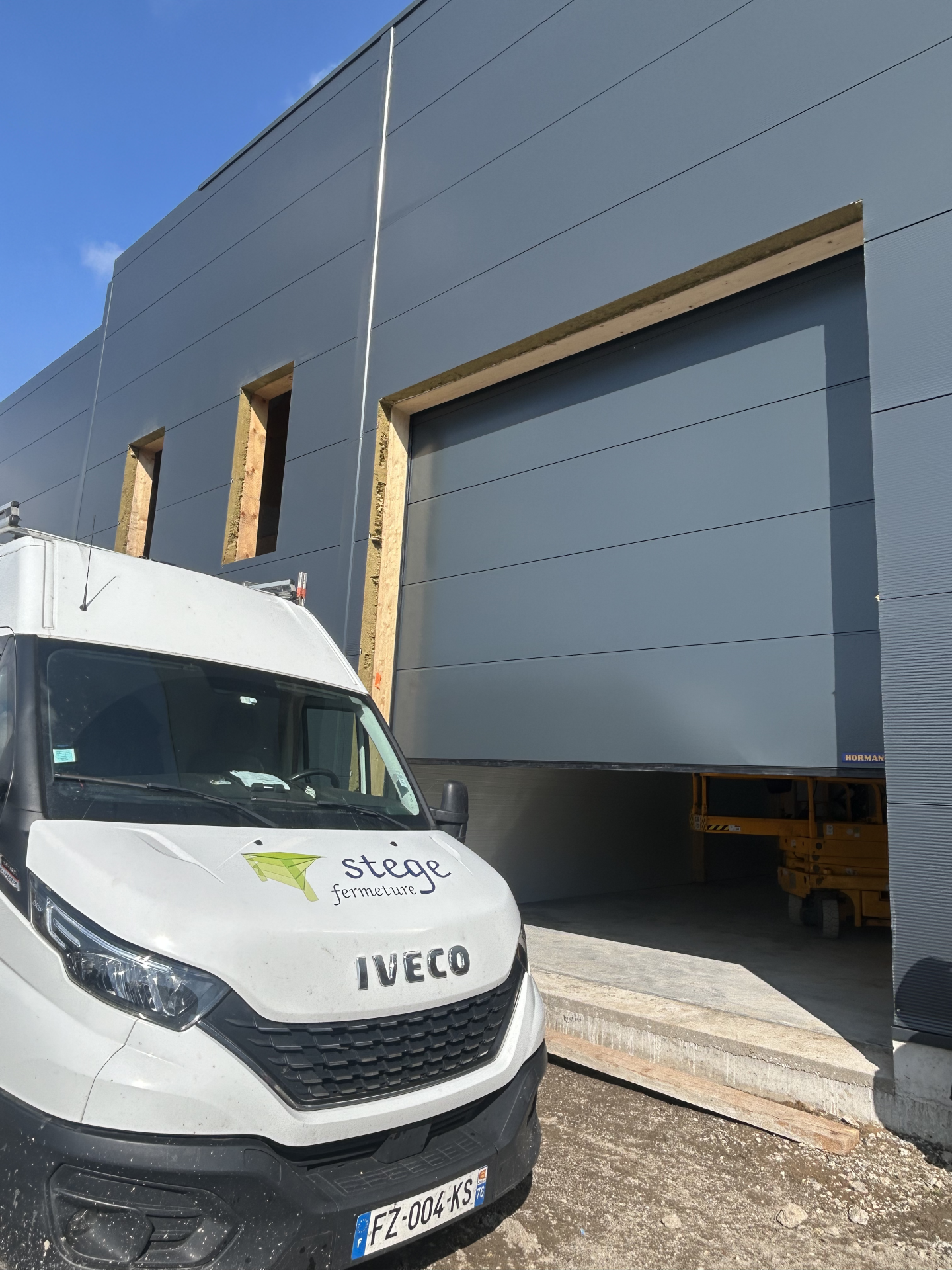 Camion de l'entreprise Stege fermeture devant un garage